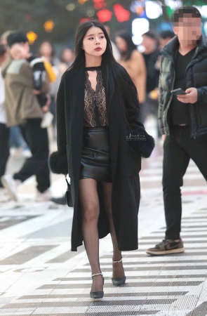 诱惑肉丝高跟街拍少妇-18P