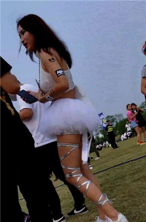 4K白色小短裙美丽女孩