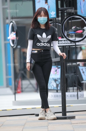 两位黑色紧身裤小姐姐