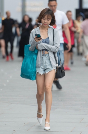 初秋短裤美女