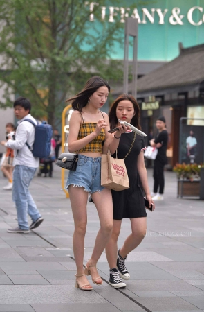 街拍短热裤美眉