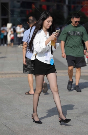 汽车销售下班黑丝大长腿高跟【套图69P视频2分17秒】 10P