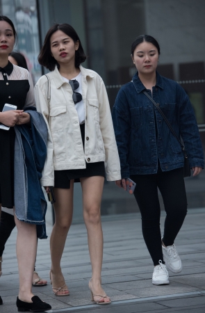 玩手机的长腿美女