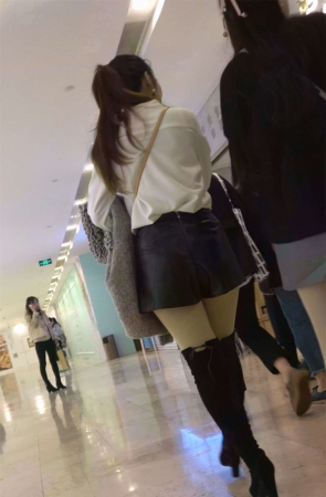 白衬衫长筒靴气质美女