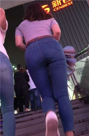 4K – 极品紧身蓝色牛仔裤街拍美臀丰满气质美女小姐姐[1.22 GB]