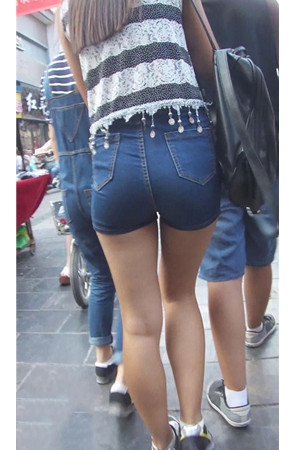 紧身牛仔热裤美女