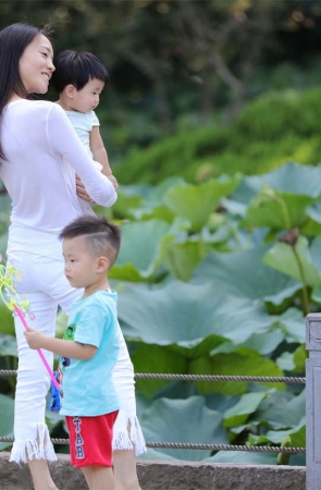 No1580 娇姿欲滴的美艳少妇，亮出雪白精致的脚掌时，包你口水横流 第1套