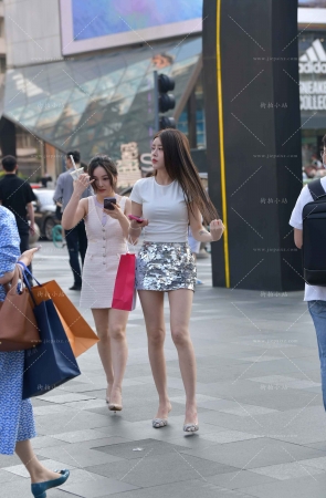 街拍鳞片裙美腿小姐姐 [19P]