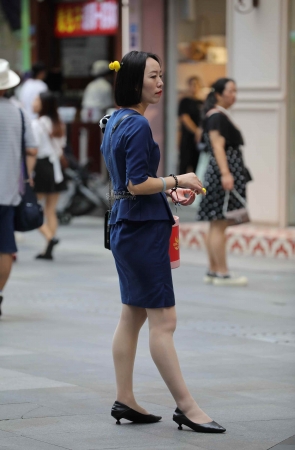 【街拍心灵】金店销售顾问肉丝制服街拍高跟在工作