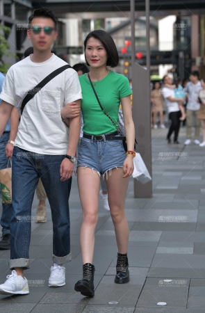 我也想找个爱穿热裤的女友