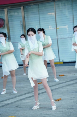 202492001高端会所美女技师集体超薄肉丝舞动 8P