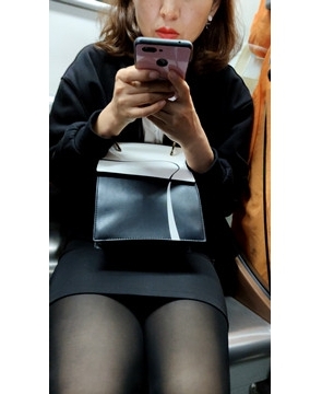 黑色紧身裙女子近拍 [615 MB/mp4]