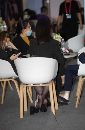 酒 店xiao shou黑 丝高 跟累了脱鞋