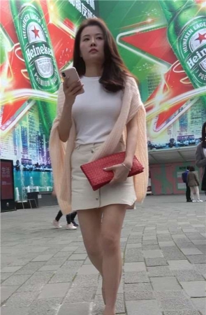 米色高跟，大长腿短裙性感街拍美女