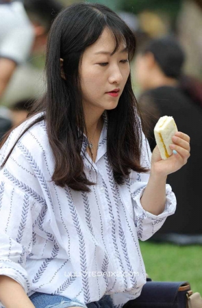 草地上的三位俏皮女生