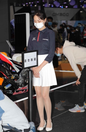 有气质的肉 丝美tui礼仪街拍小姐姐