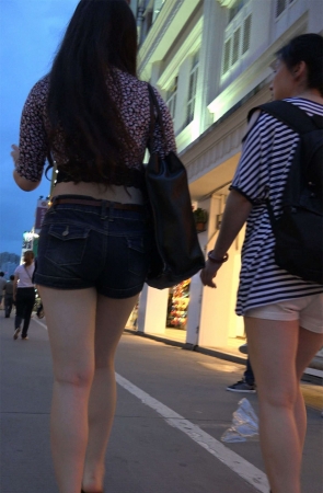 跟拍热裤长腿漂亮美女一双长长的大白腿