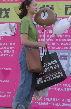 绿色T恤牛仔裤运动鞋小清新美女