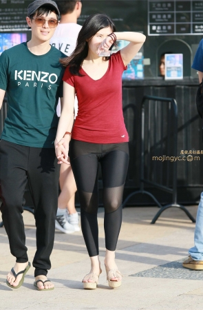 阳光下紧裤少妇