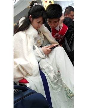 4k-候车室低头玩pad的霸气复古裙小仙女姐姐