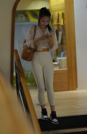 白色瑜伽裤女孩