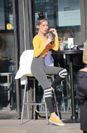 玻璃街拍作品 – 大耳环小姐姐