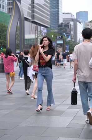 漂亮的紧牛小姐姐