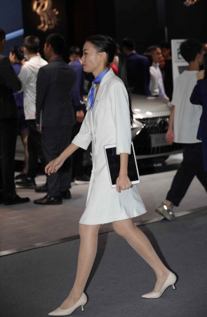 【街拍心灵】雷克萨斯礼仪肉丝街拍高跟白制服