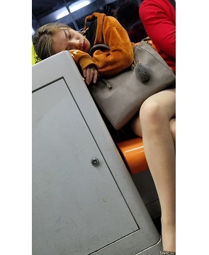 4K-极品街拍丝袜美女睡着了吗