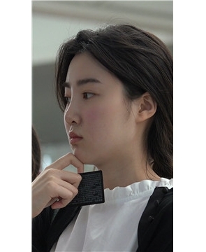 小姐姐的一双玉足白里透红相当粉嫩，人也漂亮 [3.04 GB/MP4]