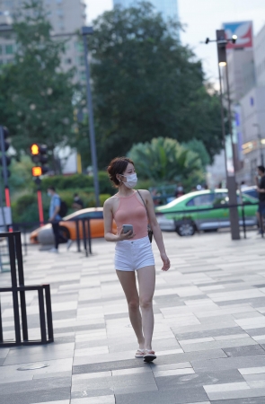 白色高腰热裤美女