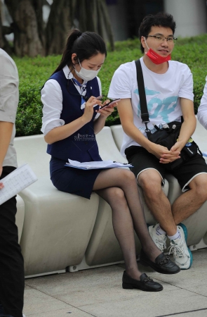 【街拍心灵】街拍黑丝美腿制服销shou