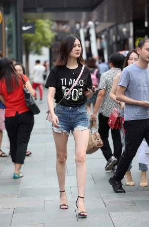 街拍大长腿热裤美女