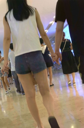 苗条美腿短裤牛仔美女