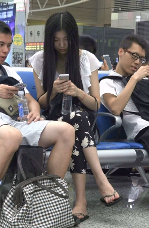 人字拖裸足长发妹纸