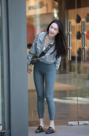 紧身瑜伽裤小姐姐