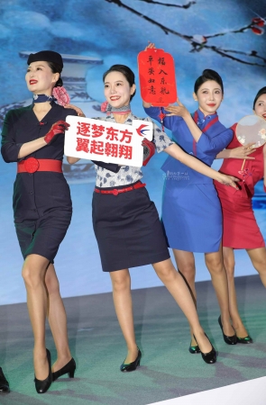 【街拍心灵】东航街拍空姐青花瓷制服大地色丝形象展示