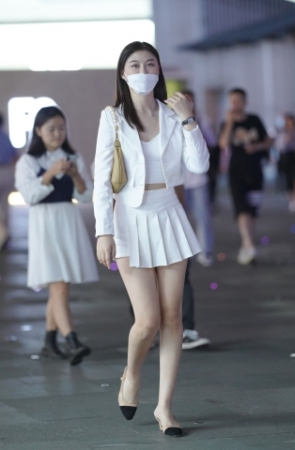 肤白貌美百褶裙美女