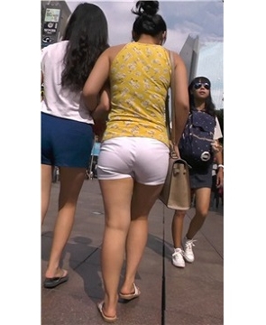 街拍圆臀热裤丰满小美女 [737 MB]