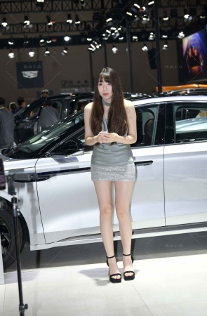 白皙的齐刘海美女主播