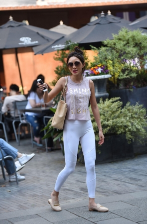 白色紧身裤妹子