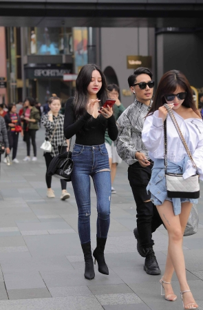 好苗条的牛仔美女