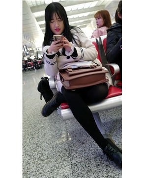 4k-高铁站候车室拍摄长发甜美黑丝性感红唇美眉
