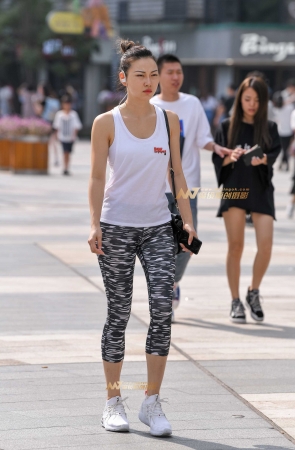 迷彩紧身裤运动装美女