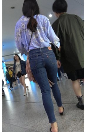 蓝色牛仔紧身裤美女