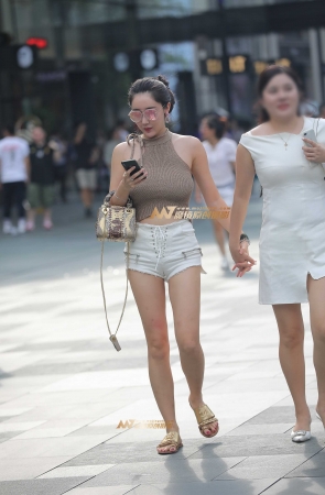 上衣这么穿还挺性感