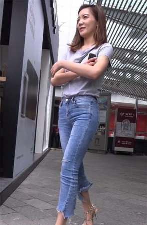 4k-街拍气质端庄蓝色紧牛美女 [2.09 GB]