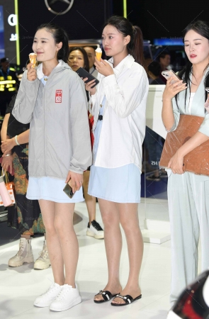 24611-13=55√美腿丝袜拖鞋小姐姐 11P