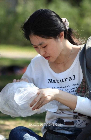 鲜亮的短丝袜美眉