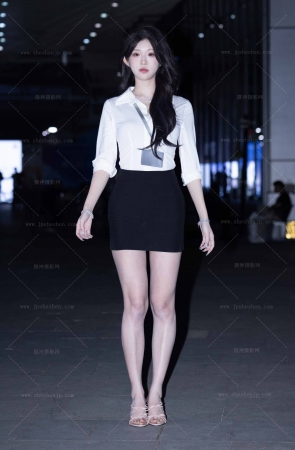 4.25 拥有白皙肉感大白腿和粉嫩美脚的小饼干 15P